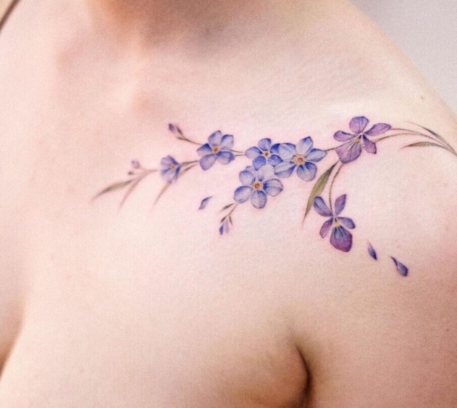 21 affascinanti tatuaggi di fiori viola per un'espressione delicata