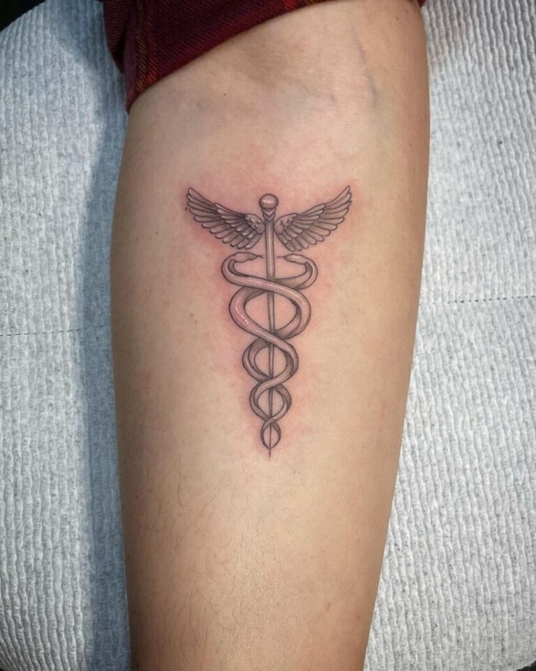 21 ideias de tatuagens de caduceu superiores que vai querer tatuar