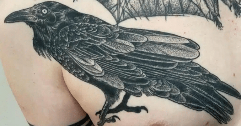 22 tatuajes de cuervos protectores que te ayudarán en tiempos difíciles