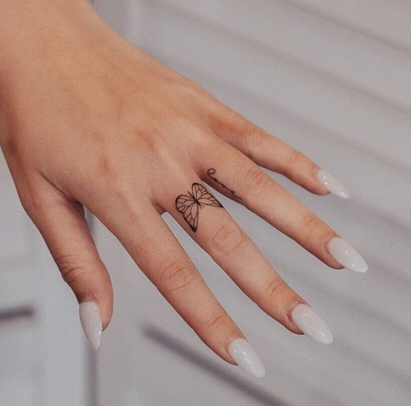 25 tatuajes de mariposas en los dedos que te harán vibrar