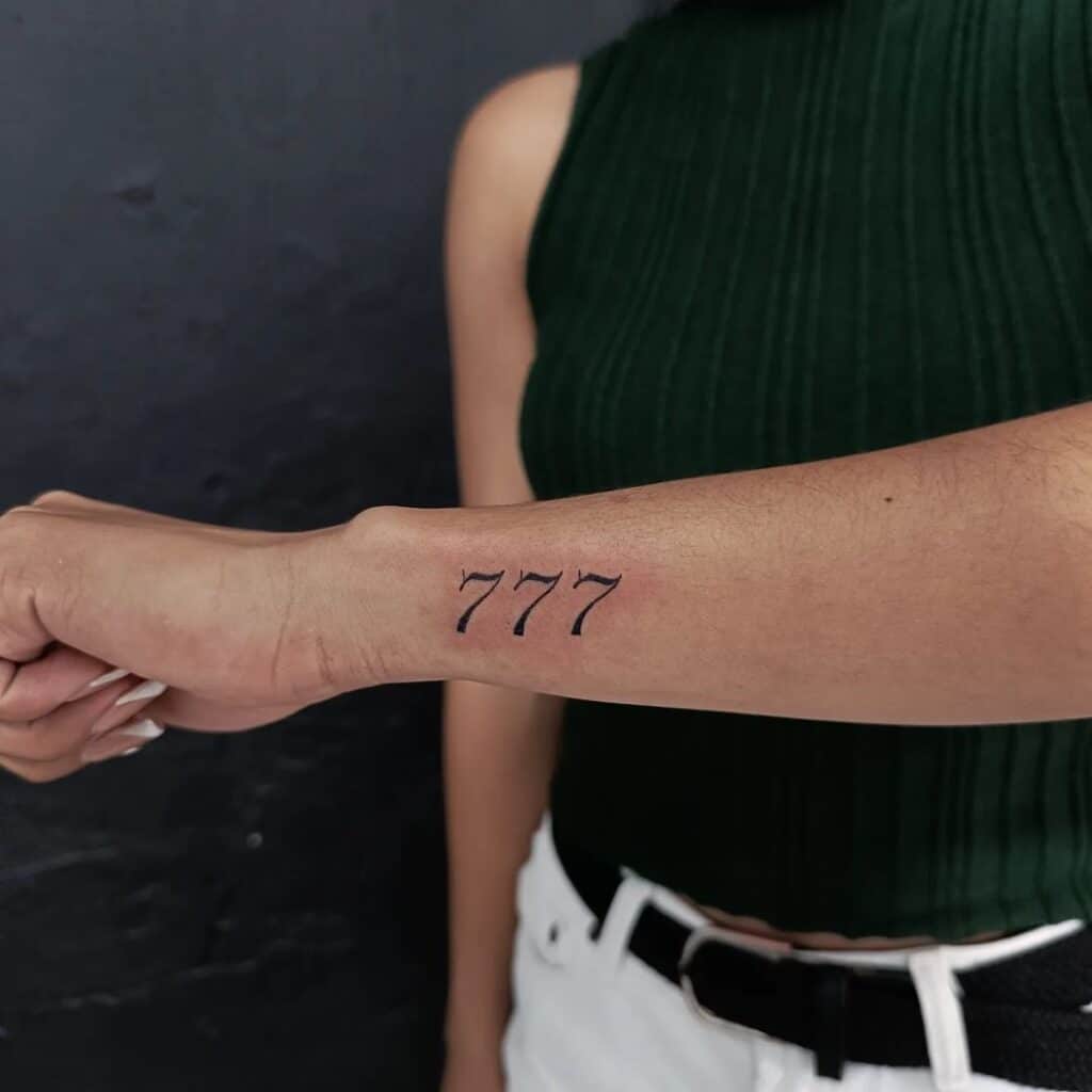 24 tatuaggi con l'angelo numero 777 per portare fortuna