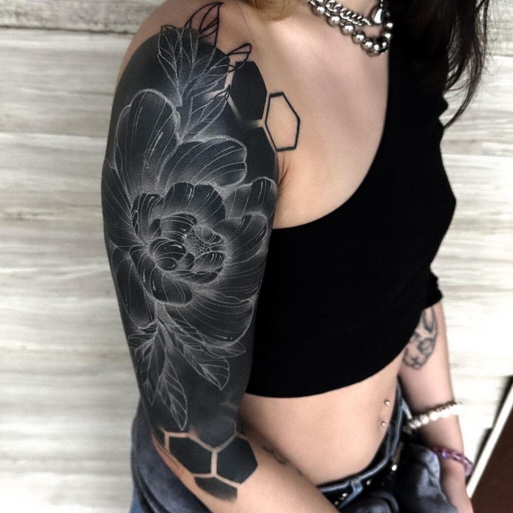 22 tatuajes de mangas negras para arrasar con las macrotendencias de tinta