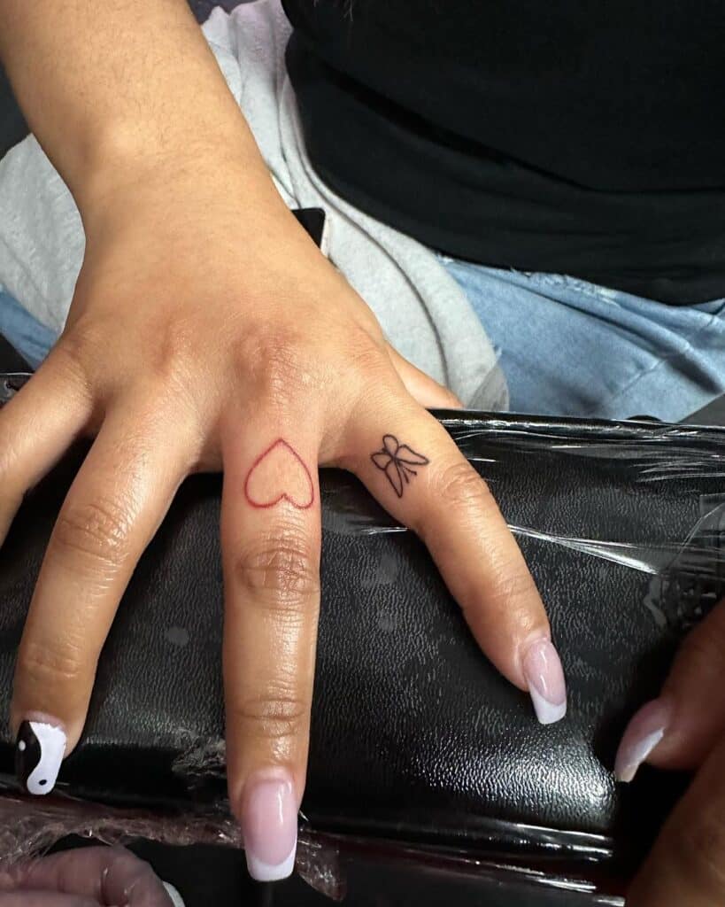 25 tatuaggi d'elite con le dita a forma di farfalla che ti faranno emozionare
