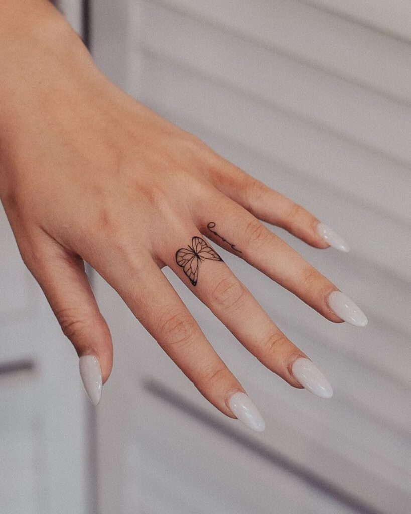 25 tatuajes de élite de mariposas en los dedos que te harán revolotear