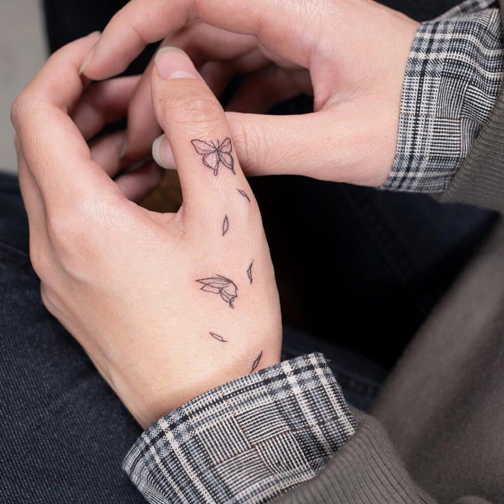 25 tatuagens de dedo de borboleta de elite que o vão fazer vibrar