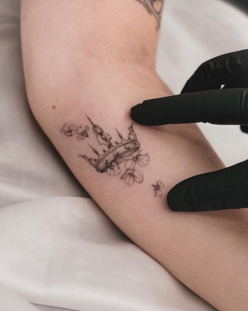 25 cautivadores tatuajes de coronas que son auténticas obras de arte
