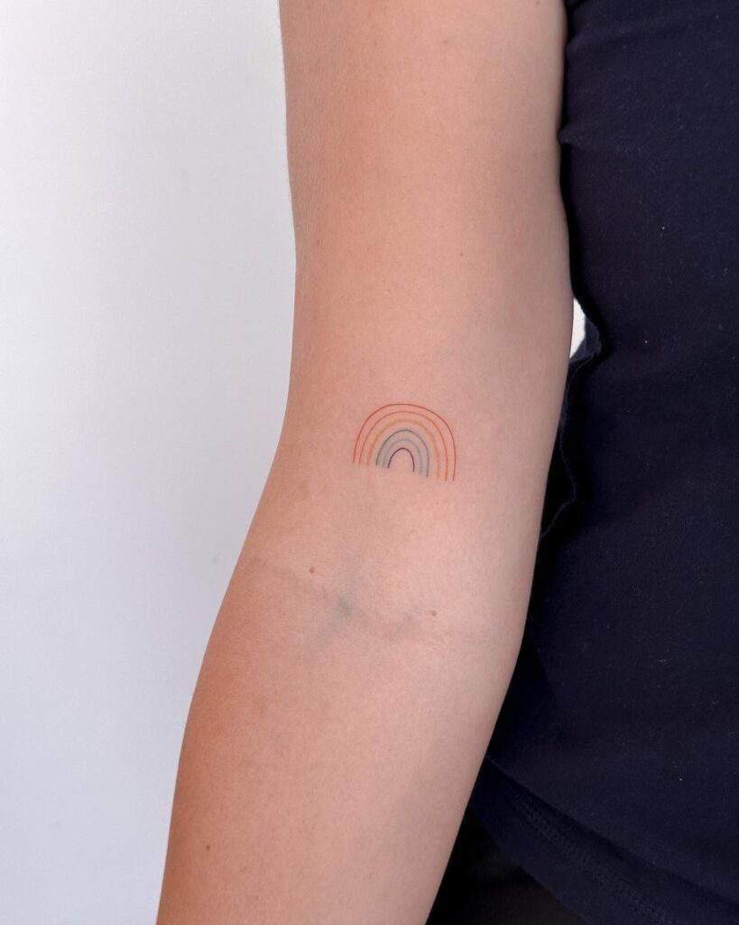 23 radiose idee di tatuaggio arcobaleno che vi lasceranno a bocca aperta