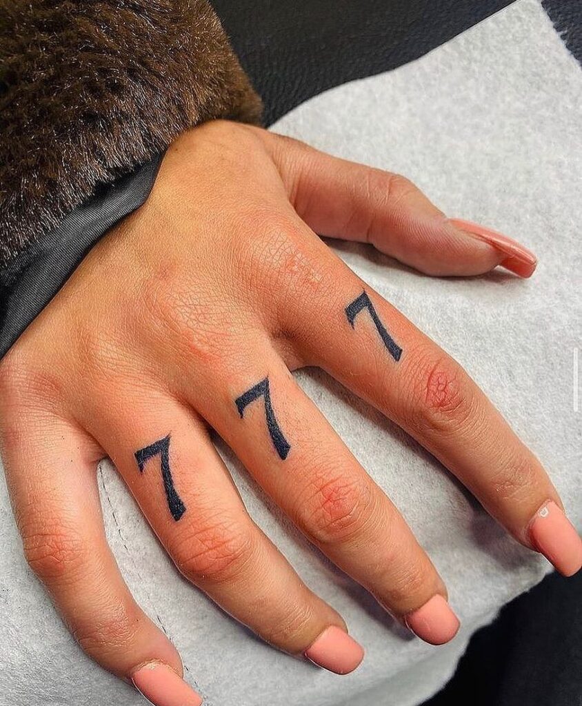 24 tatuaggi con l'angelo numero 777 per portare fortuna