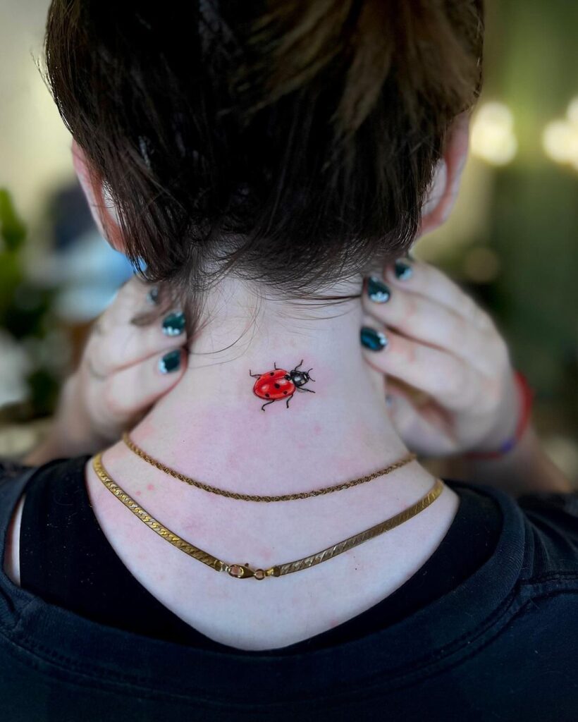 Significados das tatuagens de joaninha e 25 ideias irresistíveis para o "Inkspo"