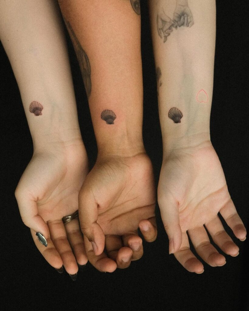 Significados de los tatuajes de conchas y 25 ideas de diseño sorprendentes