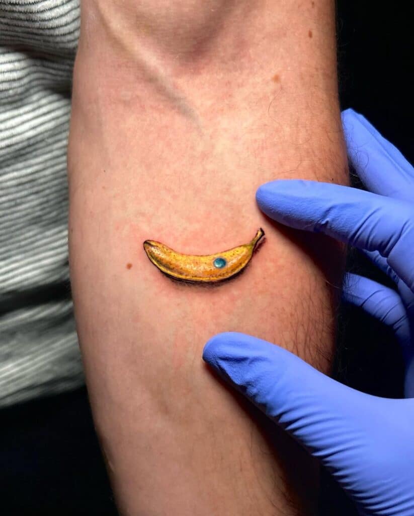 23 Tatuagens de banana inigualáveis que o vão fazer "descascar" bem