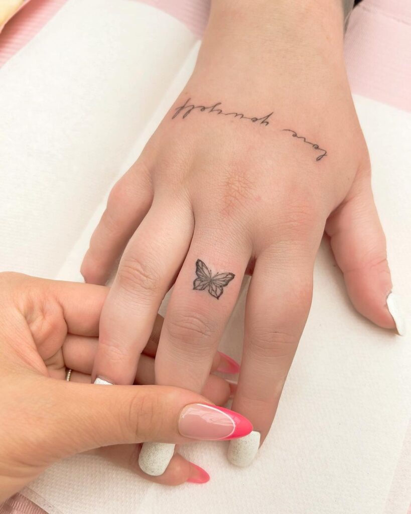 25 Elite-Schmetterlings-Finger-Tattoos, die Sie zum Flattern bringen werden