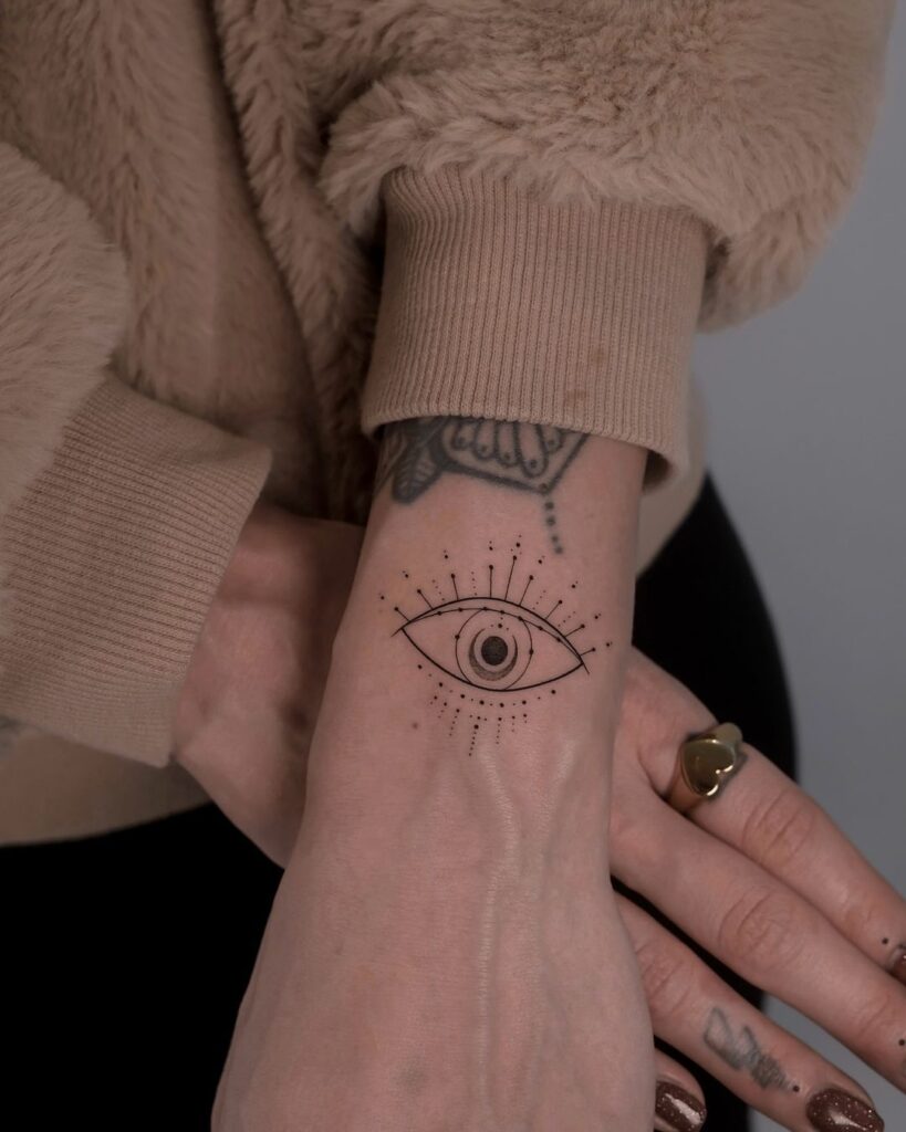 21 encantadoras ideas de tatuajes de mal de ojo para alejar la energía negativa