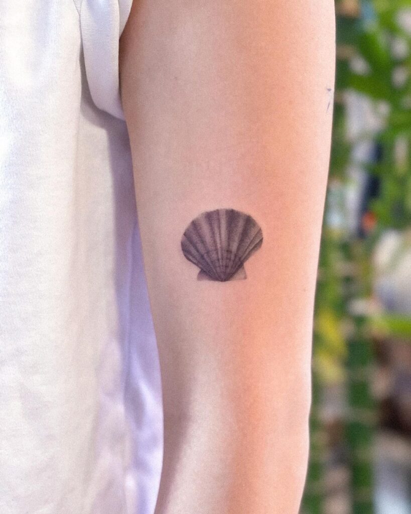 Significados de los tatuajes de conchas y 25 ideas de diseño sorprendentes