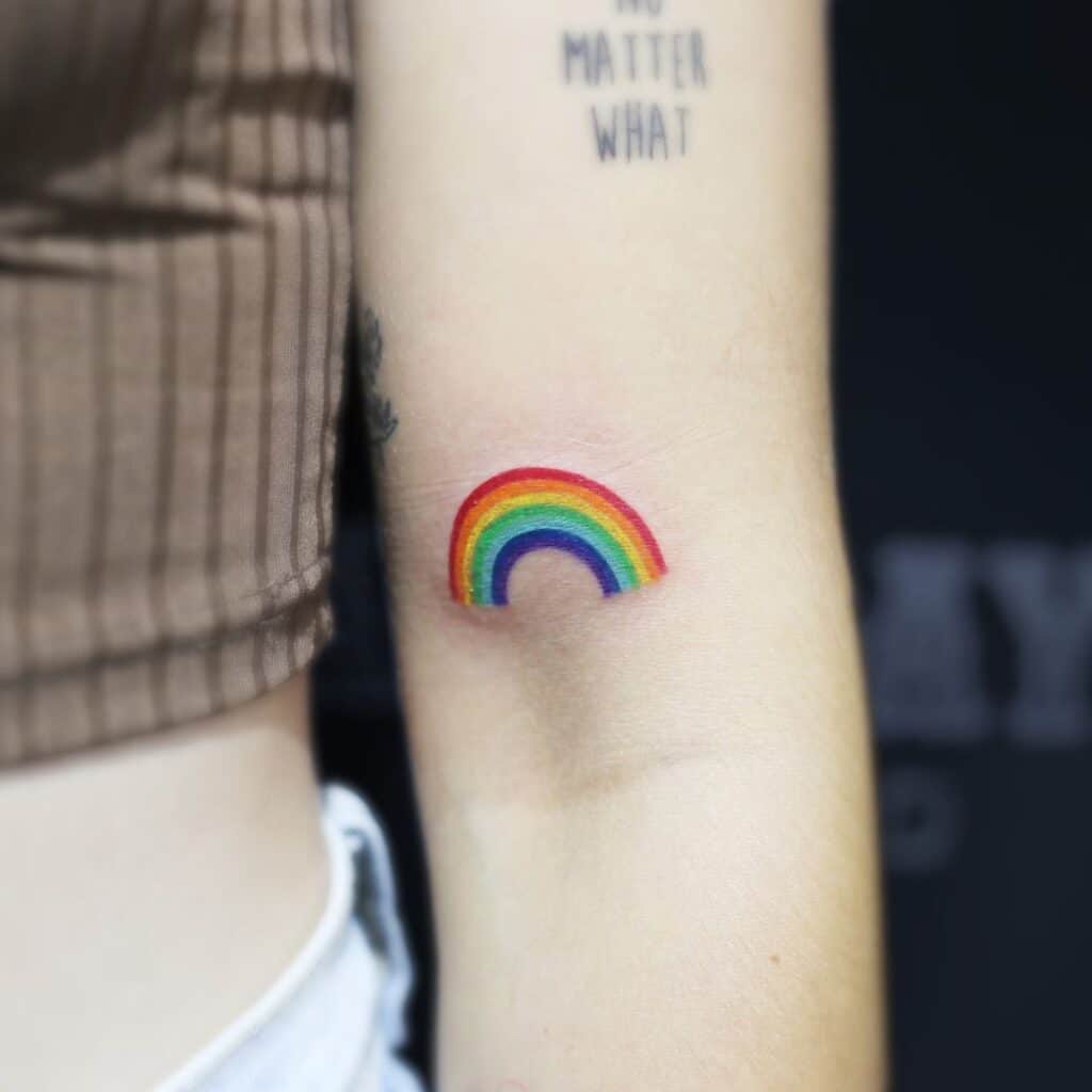 23 ideas de tatuajes arco iris que te dejarán impresionado