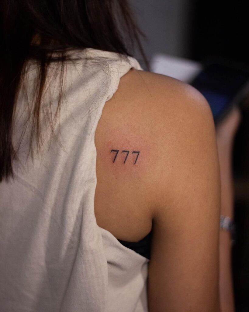 24 Tatuagens de anjo número 777 para trazer boa sorte