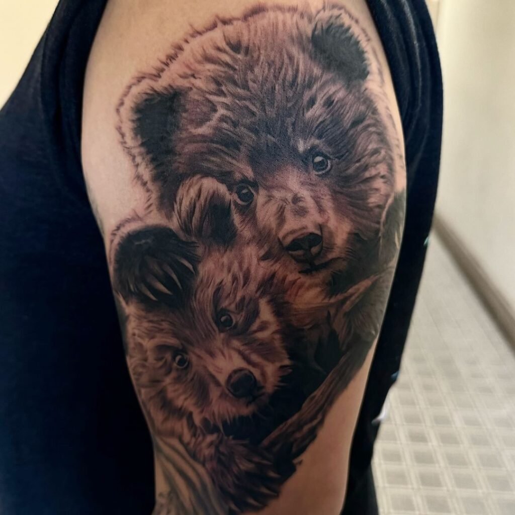 Libérez le rugissement qui est en vous avec ces 24 idées de tatouage d'ours audacieux