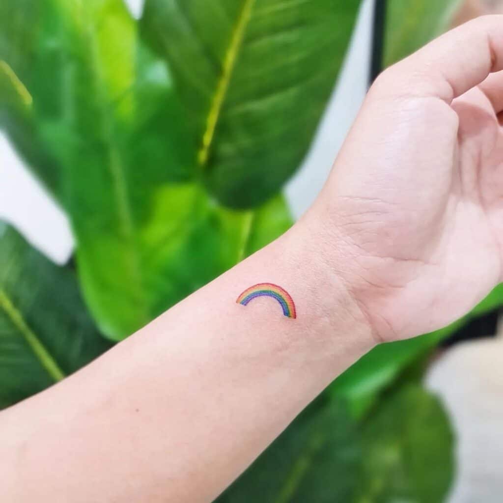 23 ideas de tatuajes arco iris que te dejarán impresionado