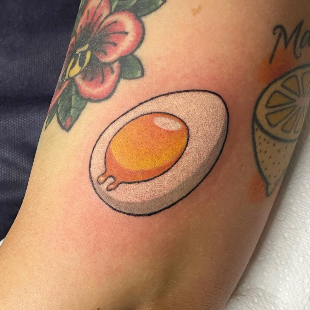 23 Ideias excepcionais de tatuagens de ovos que o vão deixar louco
