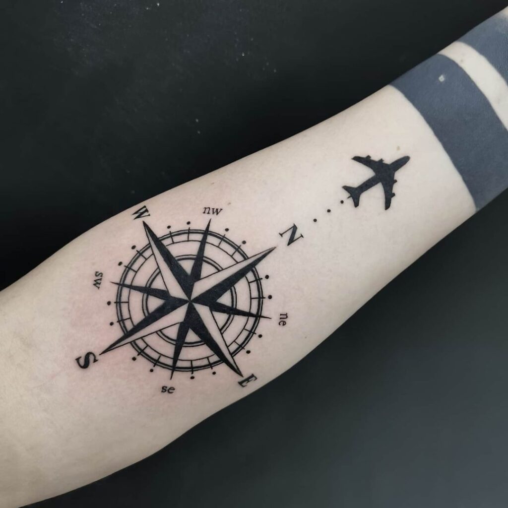 25 entusiasmanti idee di tatuaggio con l'aereo per soddisfare la vostra voglia di viaggiare