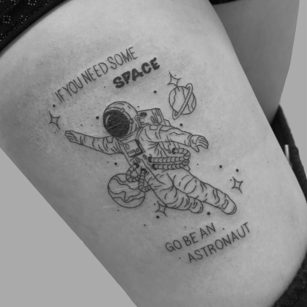 23 leggendarie idee per tatuaggi di astronauti a cui è impossibile resistere