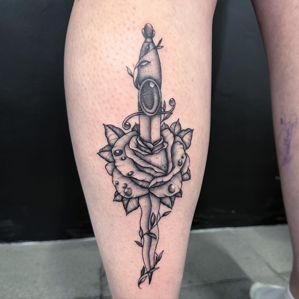 Rose avec poignard Signification du tatouage et 20 motifs d'encre palpitants