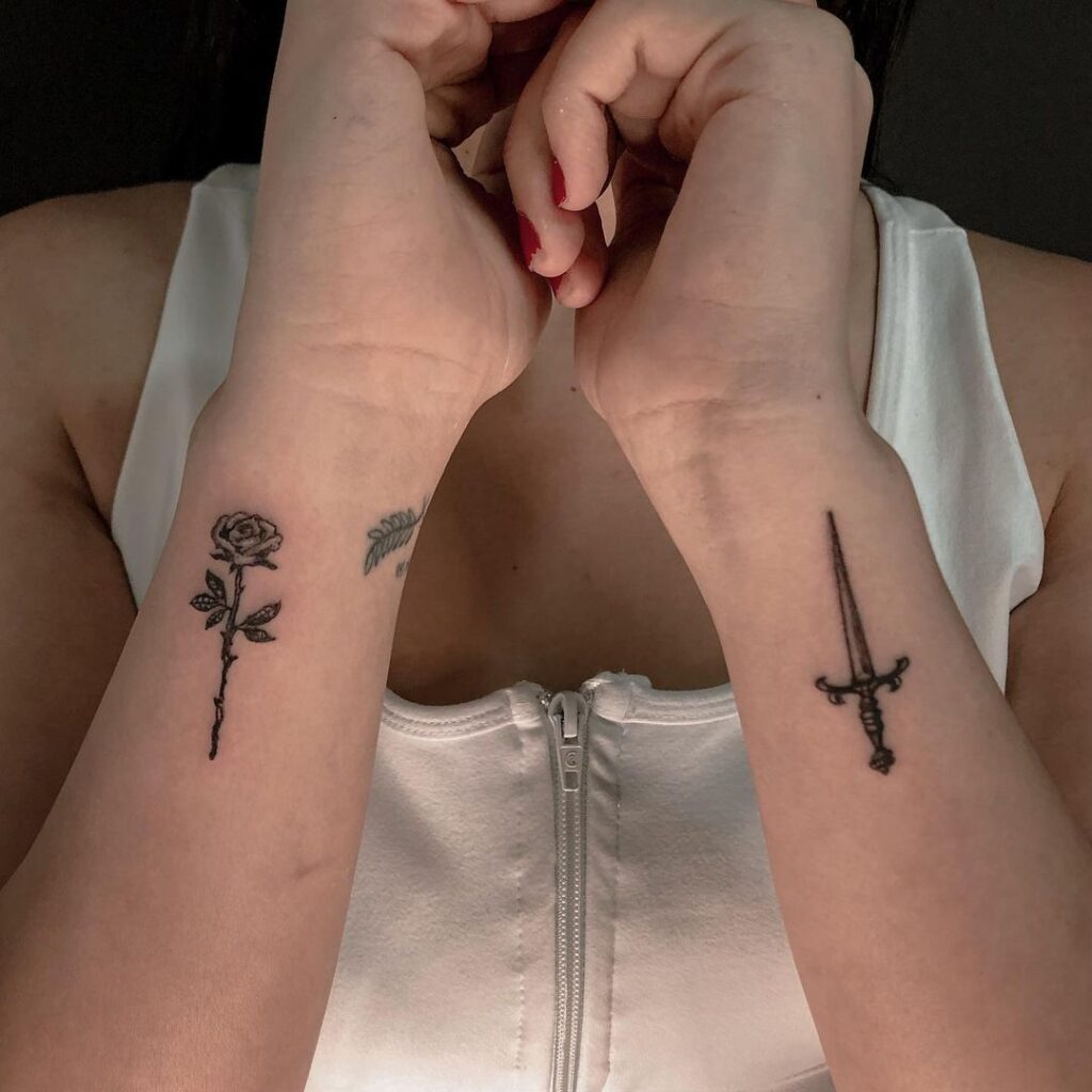 Significato del tatuaggio della rosa con il pugnale e 20 emozionanti disegni a inchiostro