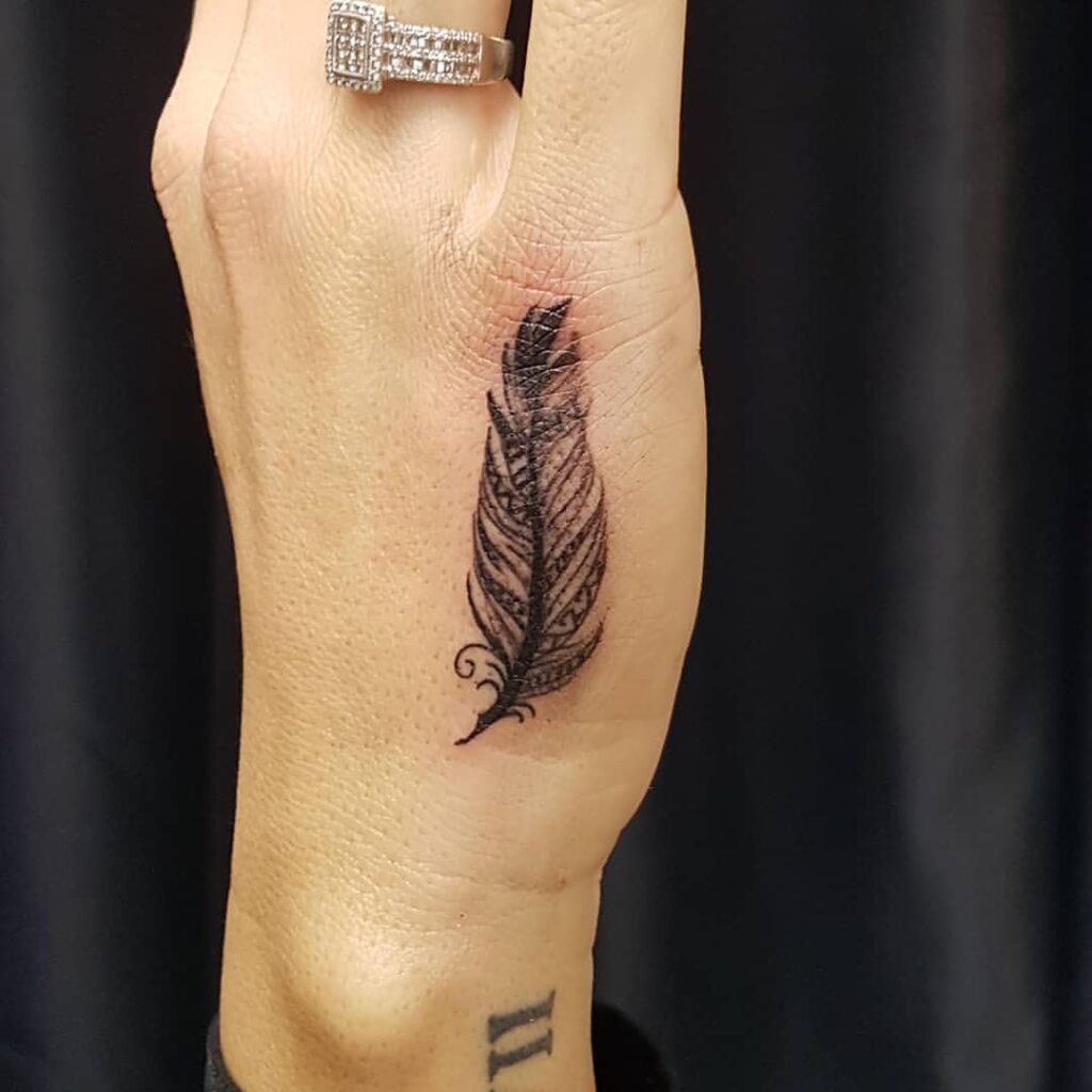 18 Tatuagens de penas de elite na mão: Símbolos úteis de liberdade