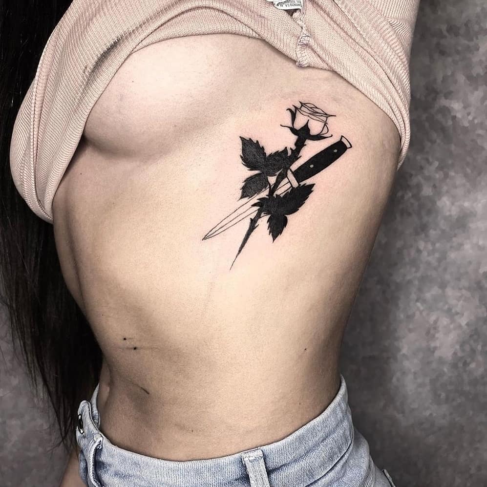 Significado del tatuaje de la rosa con la daga y 20 emocionantes diseños de tinta
