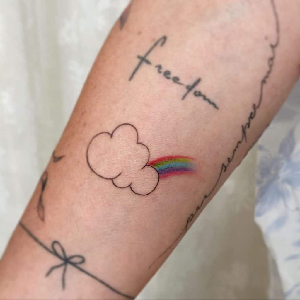 21 idées uniques de tatouage de nuages qui prouvent que le ciel est la limite