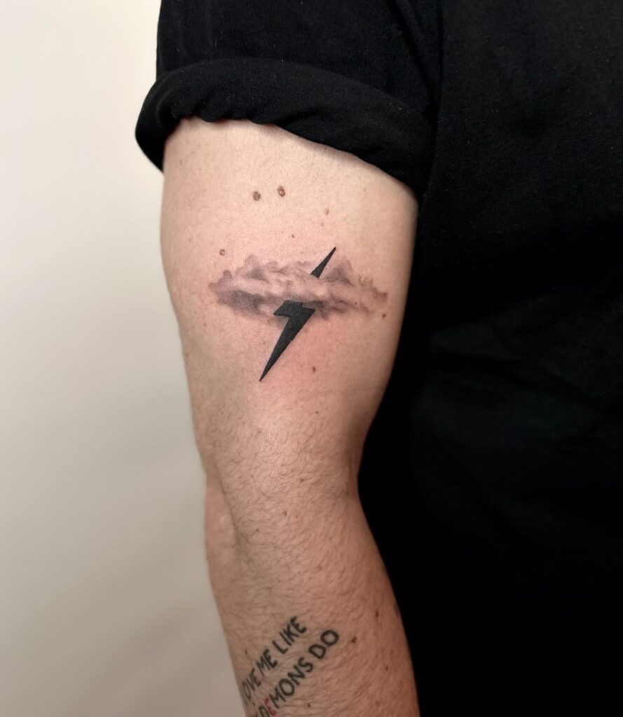 21 ideas únicas de tatuajes de nubes que demuestran que sólo el cielo es el límite