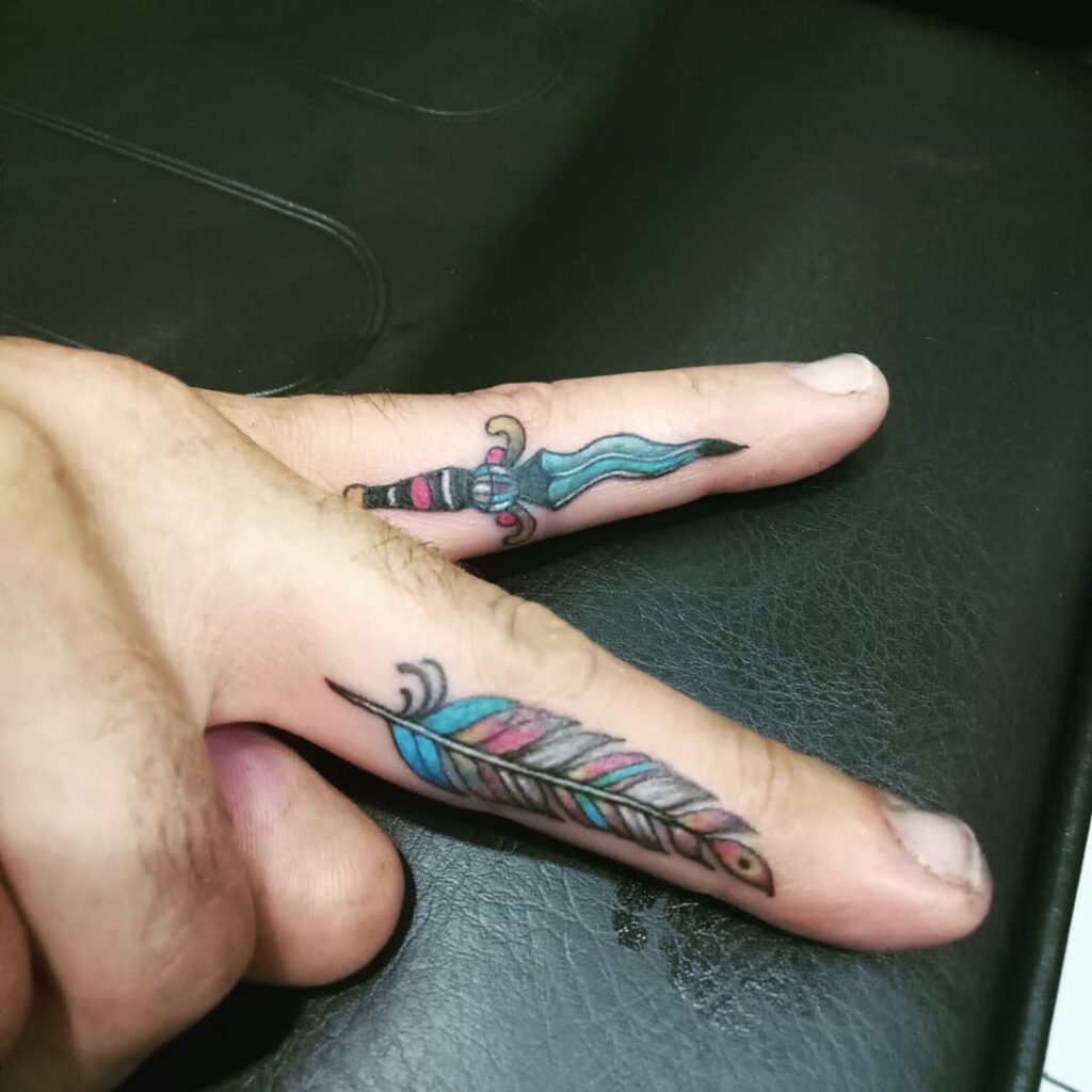 11 idées épiques de tatouage de plumes sur le doigt à porter comme une bague
