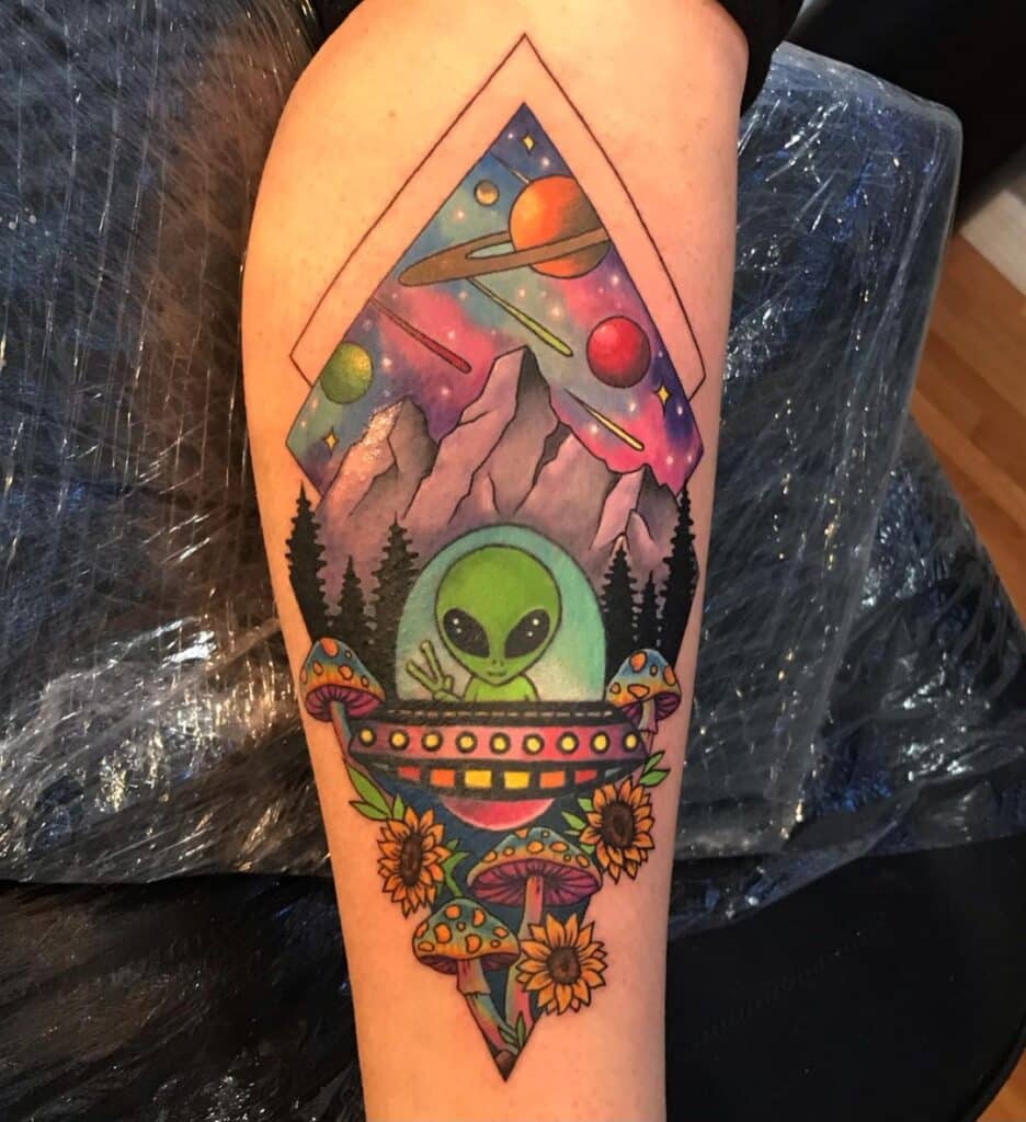 20 fesselnde Alien Tattoo Ideen, die es wagen, anders zu sein