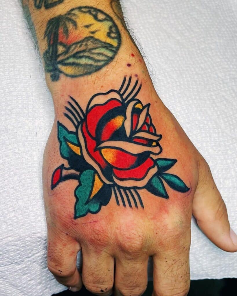 Tatuagem de rosa numa mão: Significado e 20 sugestões de desenhos