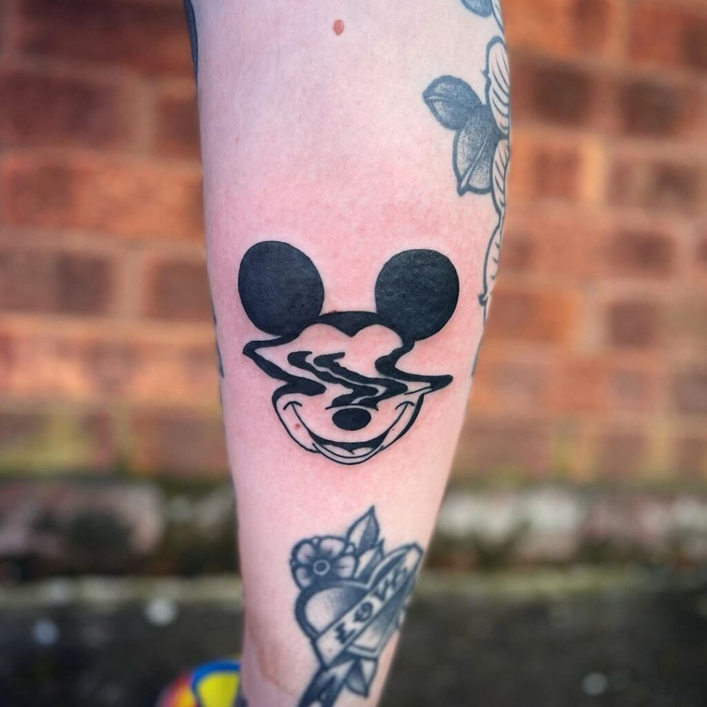 20 ideas épicas de tatuajes de Mickey Mouse perfectas para los fans de Disney