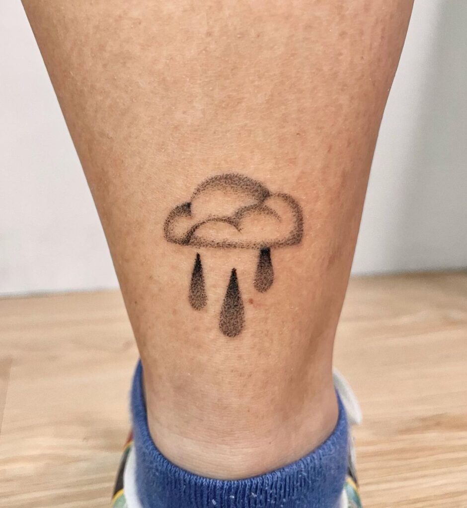 21 idées uniques de tatouage de nuages qui prouvent que le ciel est la limite