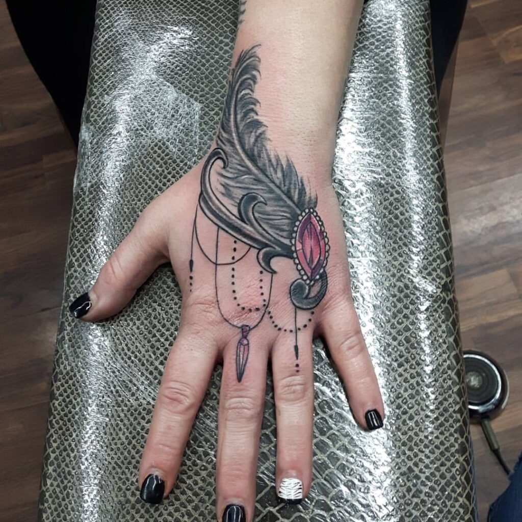 18 Tatuaggi d'élite con piume sulle mani: Pratici simboli di libertà
