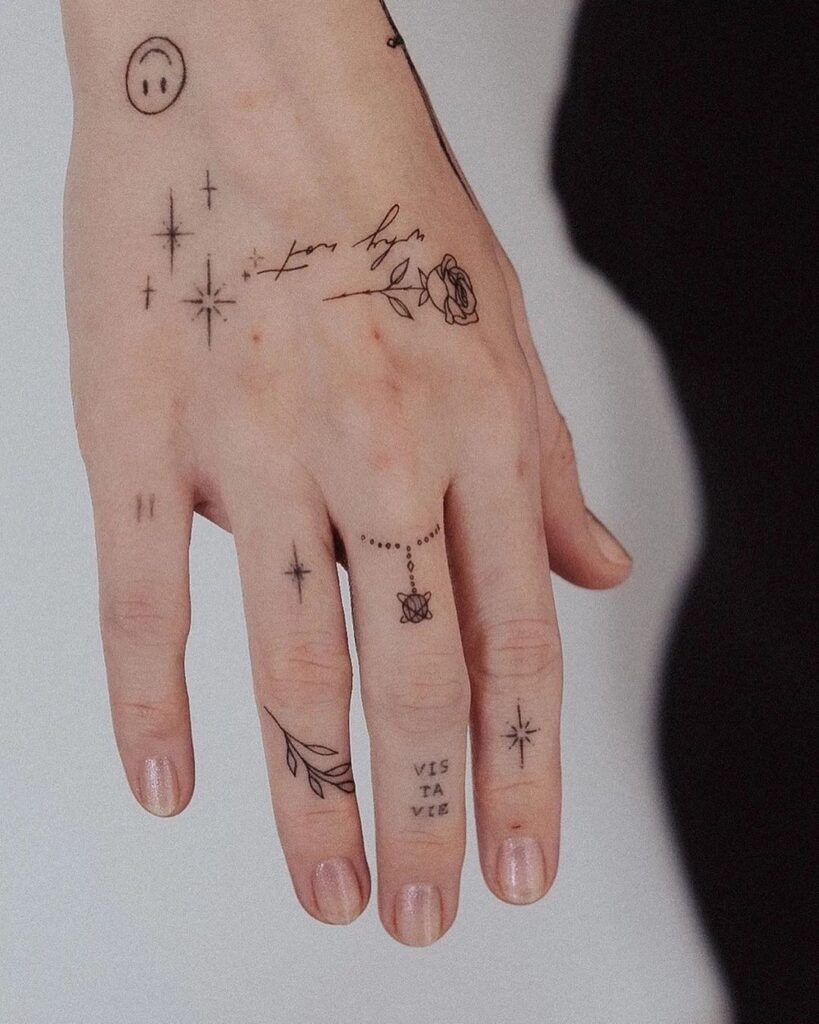 20 tatouages attrayants sur les doigts avec des mots pour les contes sur la peau