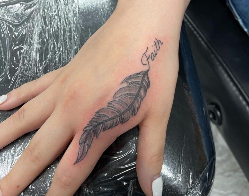 11 Epiche idee di tatuaggi con piume sul dito da indossare come un anello