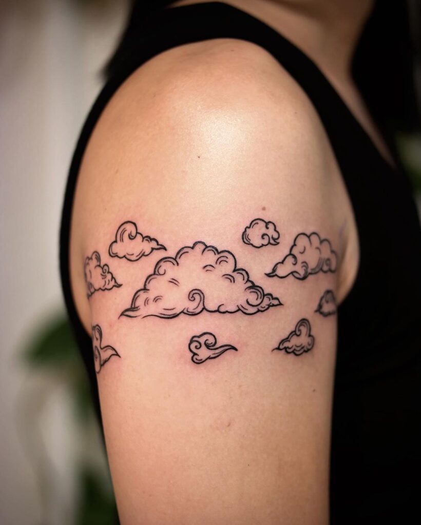 21 idee di tatuaggio uniche sulle nuvole che dimostrano che il limite è solo il cielo