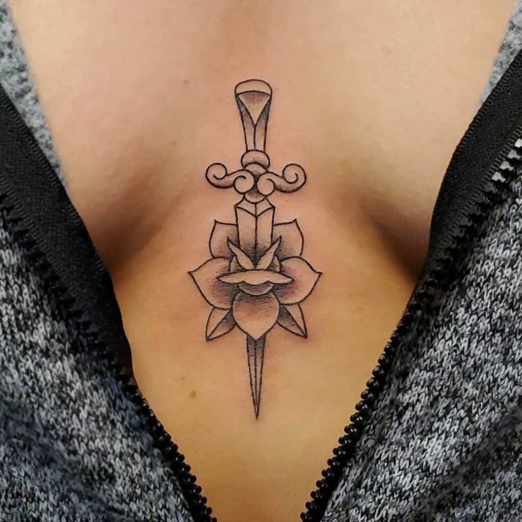 Significado del tatuaje de la rosa con la daga y 20 emocionantes diseños de tinta