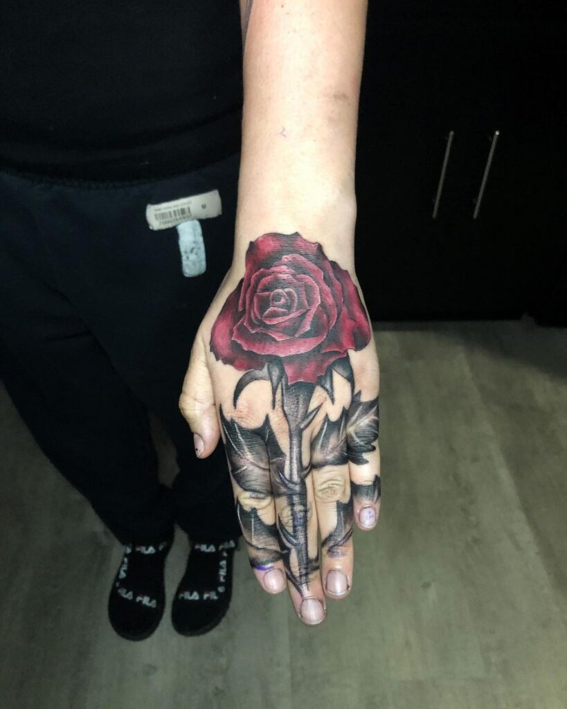 Tatuaje de una rosa en la mano: Significado Y 20 Sugerencias De Diseño
