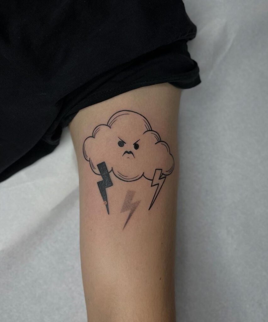 21 ideas únicas de tatuajes de nubes que demuestran que sólo el cielo es el límite