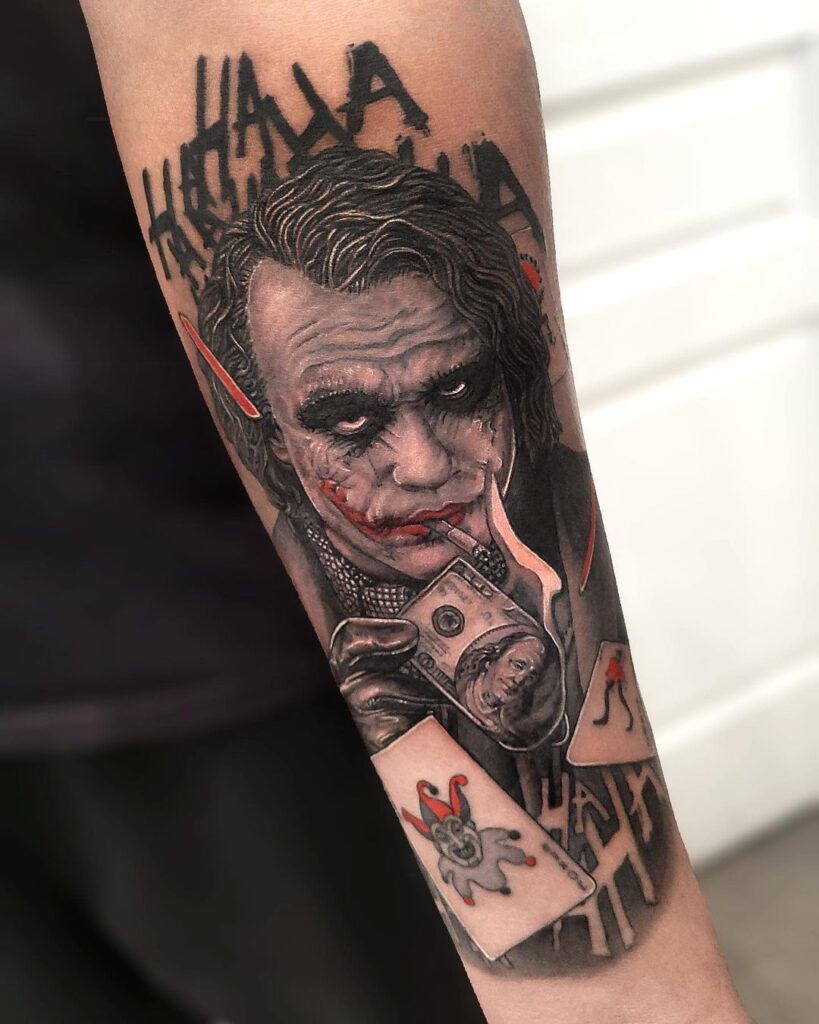 Dê a última gargalhada com 23 tatuagens do Joker de cair o queixo