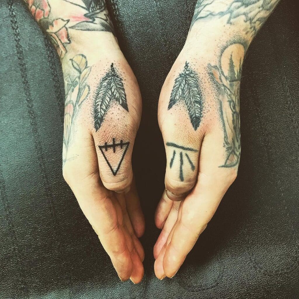 11 Epiche idee di tatuaggi con piume sul dito da indossare come un anello