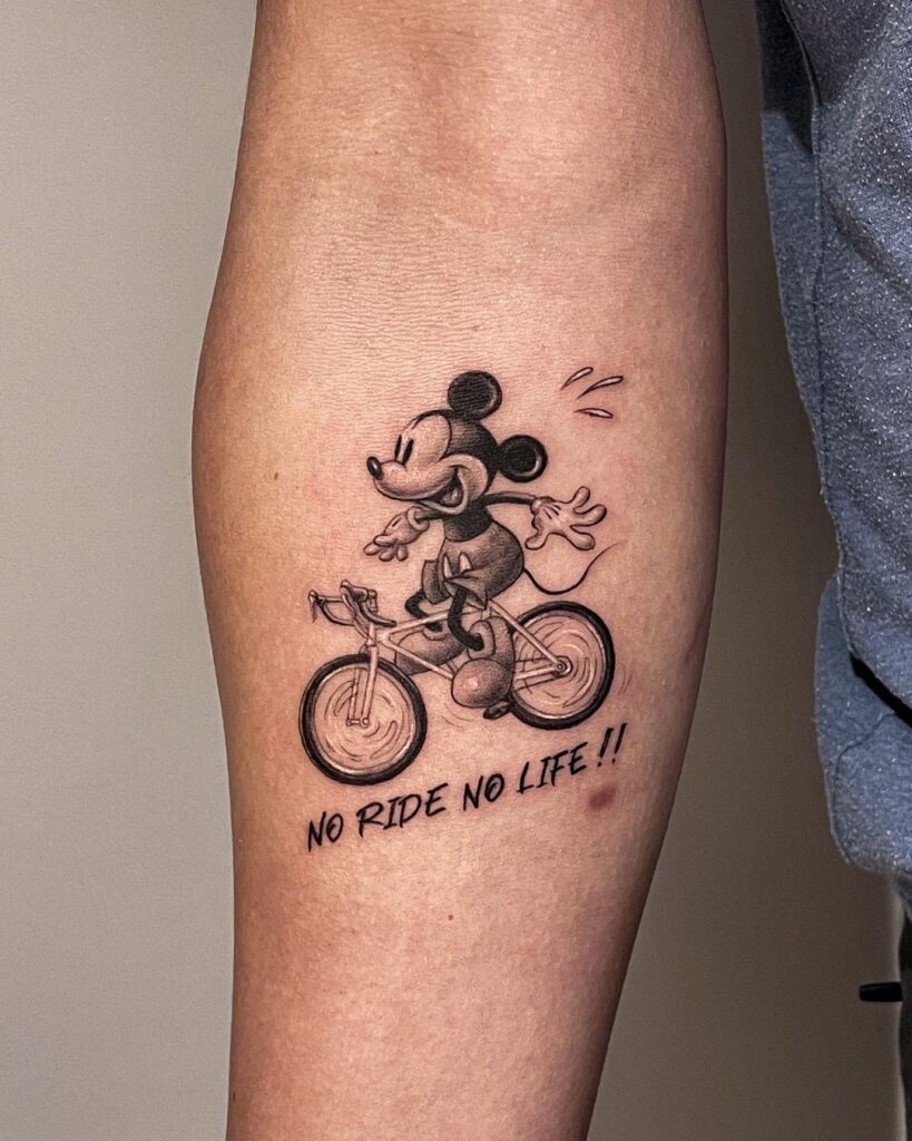 20 Epic Mickey Mouse Tattoo-Ideen perfekt für Disney-Fans