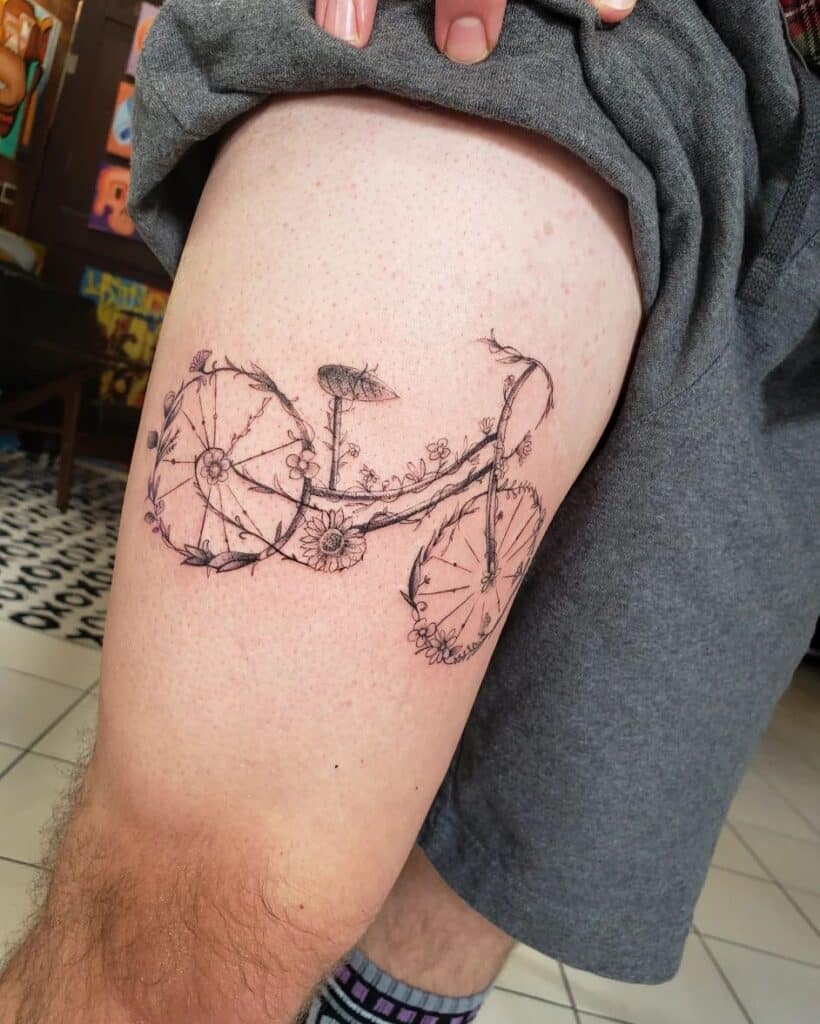 20 atractivas ideas de tatuajes de bicicletas para aficionados al aire libre