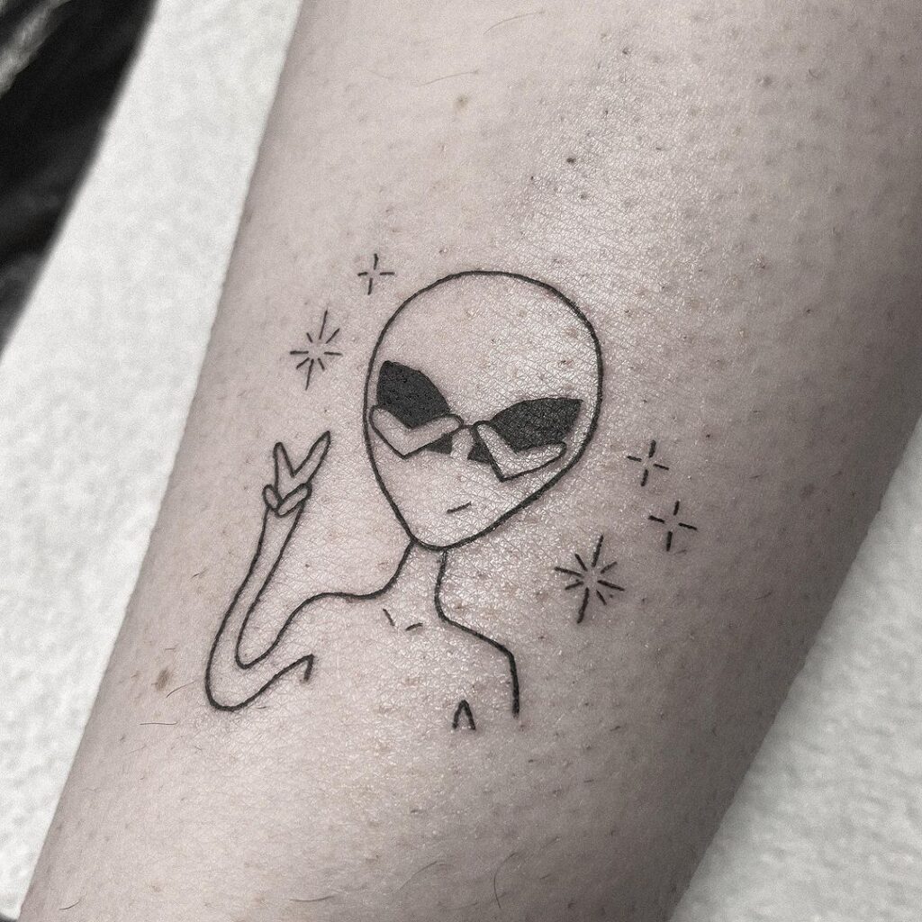 20 fesselnde Alien Tattoo Ideen, die es wagen, anders zu sein