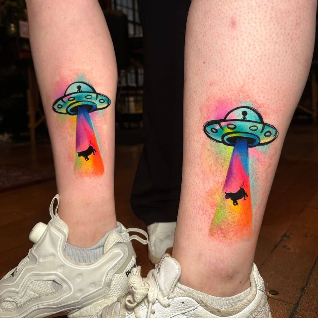 20 fesselnde Alien Tattoo Ideen, die es wagen, anders zu sein