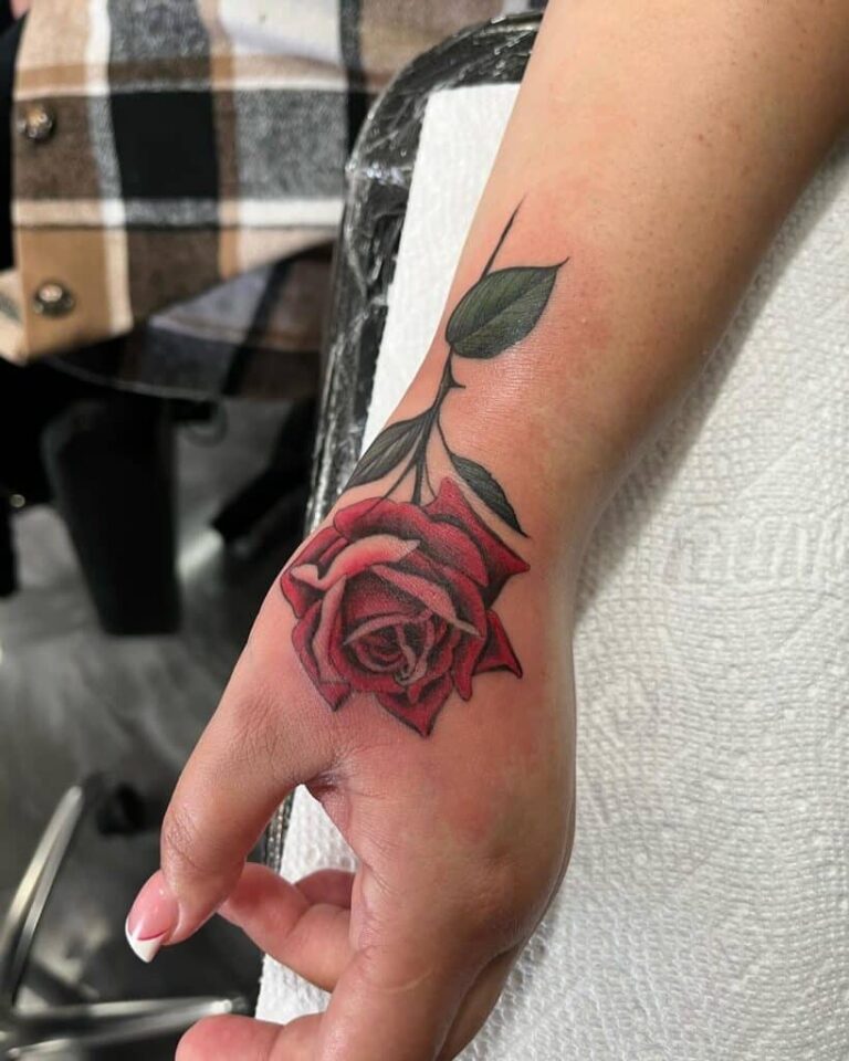 Tatuaje de una rosa en la mano - Significado y 20 propuestas de diseño